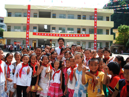 東芝中國總代表田中孝明(中)和學生們的合影