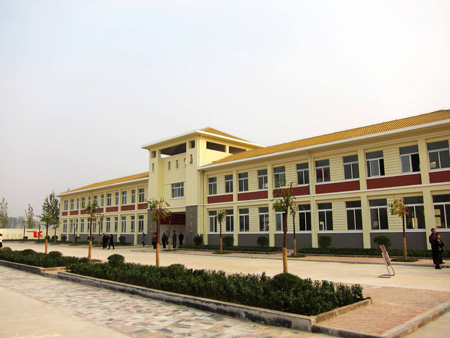 多媒體教室、圖書室、實驗室以及足球場