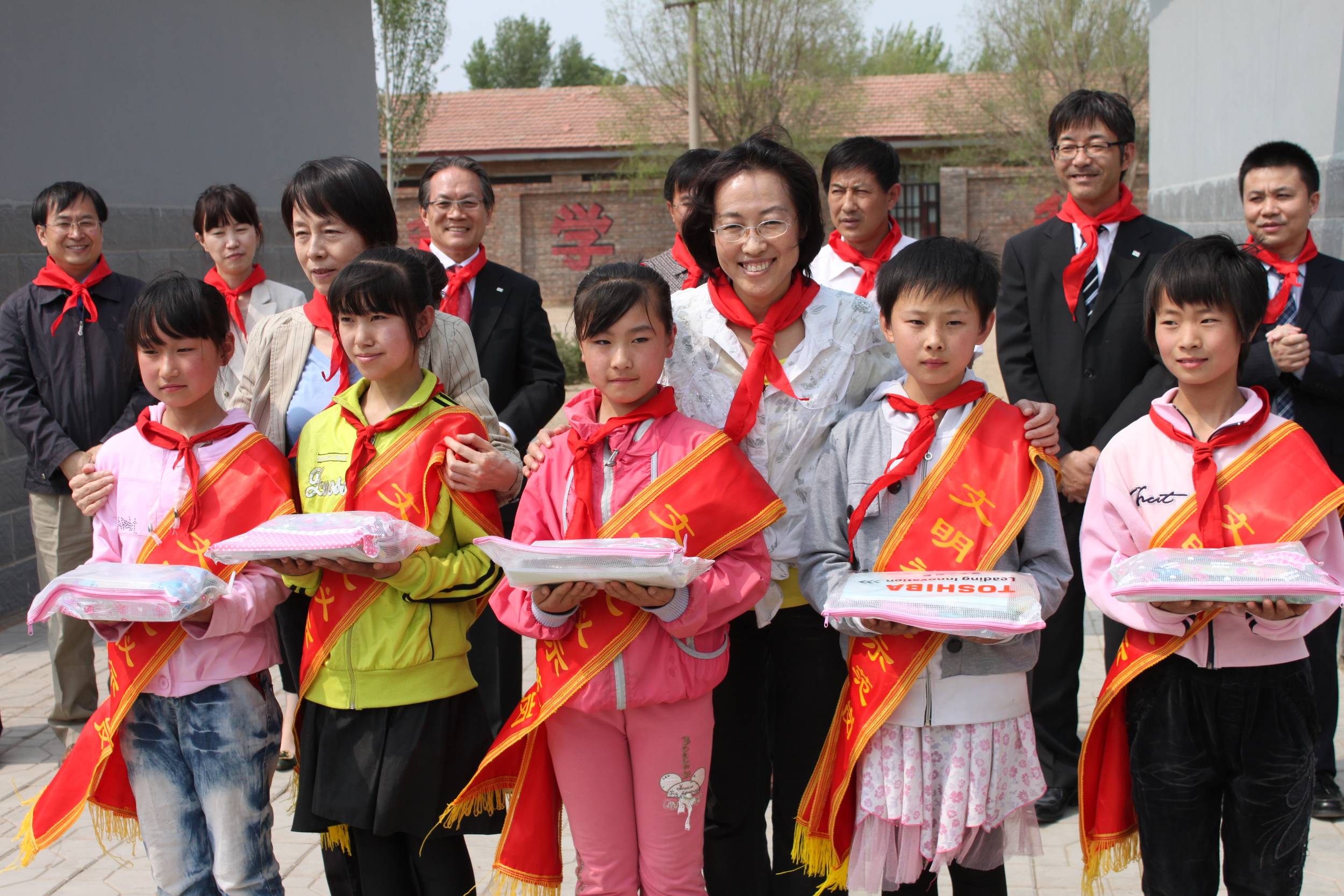 為同學們帶去文具