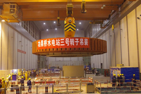 功果橋水電站發電機轉子吊裝