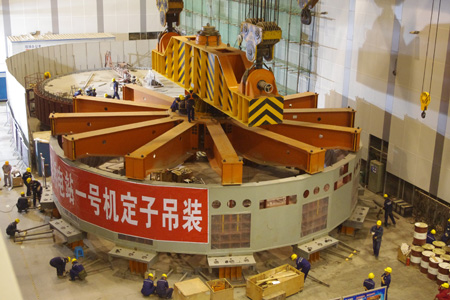 功果橋水電站發電機定子吊裝