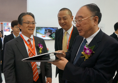 東芝中國總代表桐山輝夫先生與重慶市黃奇帆市長現場交流