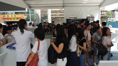 現場東芝展示最新科技產品,吸引了眾多參觀者的關注