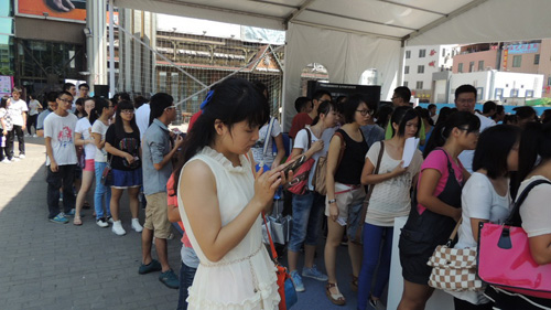 互動游戲區人頭攢動,大家熱情參與,長隊一直排到場館外