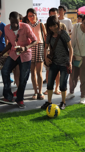 現場的足球游戲,吸引了國外友人一起來參與