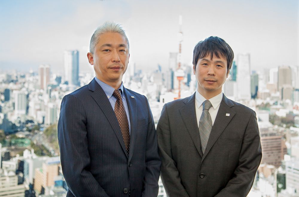 左：東芝電子元件及儲存裝置株式會社 銷售部門 藤森將文;右：東芝電子元件及儲存裝置株式會社 設計部門 佐藤巧 