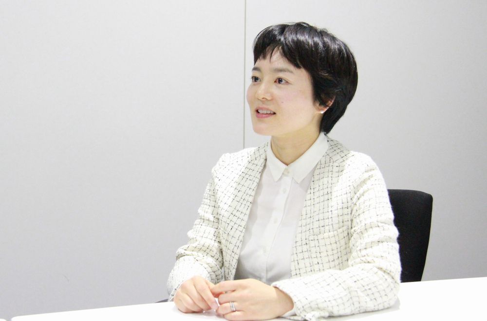 對(duì)充電電池和電動(dòng)汽車相關(guān)情況進(jìn)行市場(chǎng)調(diào)研的宮本女士