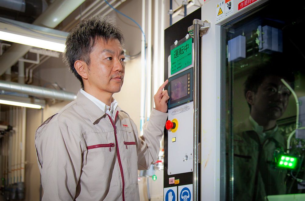 查看ES技術實驗裝置的植松先生