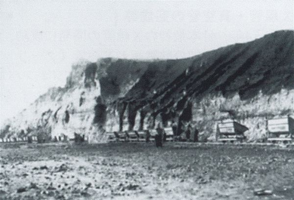 用鐵路運載沙土后堆土的情景,這是一個很大的工程。