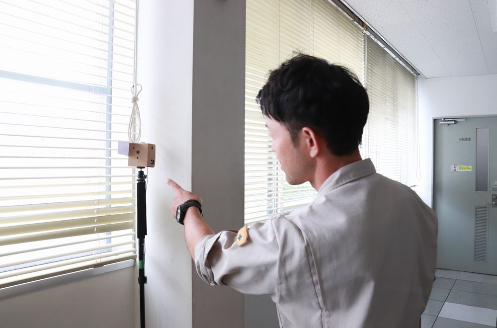 通過圖像識(shí)別人臉、捕捉員工動(dòng)向的設(shè)備